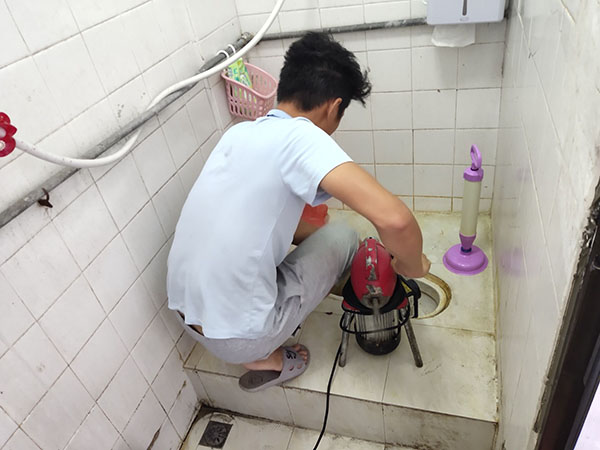 中山管道堵塞冒臭气 专业师傅现场解决问题